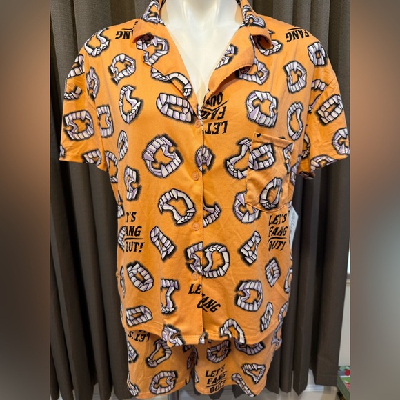 New Halloween Women’s Fang Print Shorty Pajama Set, 2-Piece Medium (8-10) - Picture 6 of 10